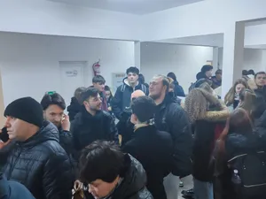 Oamenii au luat cu asalt spitalul pentru a dona sânge fetiței căreia i-au fost reatașate brațele - Foto: infobt.ro