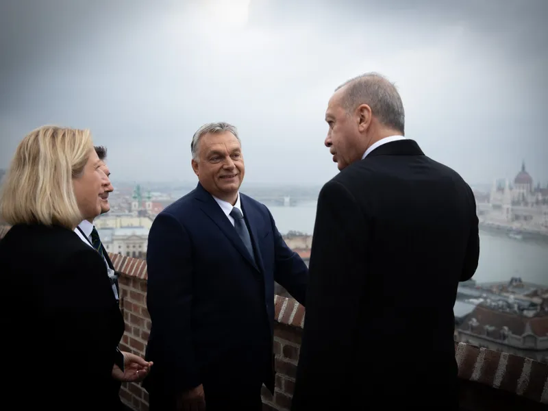 Recep Erdogan, primit cu multă pompă la Budapesta, de către Viktor Orban Foto: Facebook