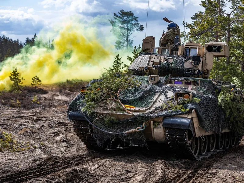 Momentul în care un M2 Bradley nimicește o grupare de trupe rusești ce se pregăteau de asalt - Foto: Profimedia images - Caracter ilustrativ