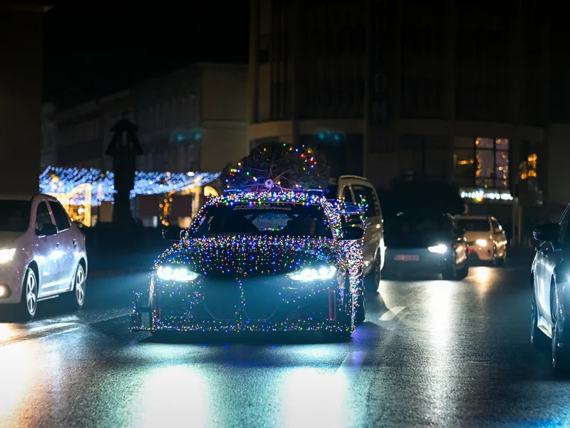 Primul BMW i4 de curse, dezvoltat 100% în România, transformat în sania lui Moș Crăciun - Foto: Flavius Croitoru