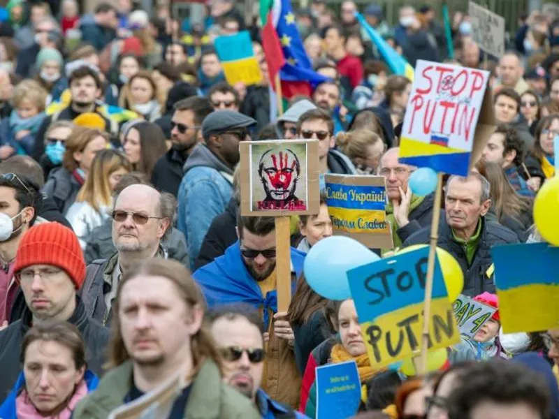 Circa 5.000 de ruși aflați departe de Putin, la Praga, au protestat împotriva războiului din Ucraina. / Foto: uk.news.yahoo.com