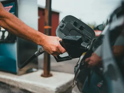 Mulți șoferi nu știu să facă corect plinul de carburant. De ce să nu forțezi după ce sare pistolul? - Foto: pexels.com/Erik Mclean - Imagine cu rol ilustrativ