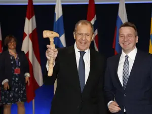 Serghei Lavrov acceptă ciocanul simbolic al Consiliului Arctic de la ministrul islandez Gudlaugur Thor Thordarson/Foto: Ministerul de Externe al Islandei