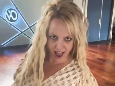 Britney Spears, în pragul unei căderi mentale. Ce a făcut desculță și înfășurată într-o pătură - Foto: Profimedia Images