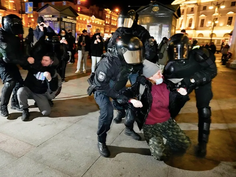 Peste șapte mii de protestatari ruși au fost arestați la Sankt Petersburg. Ei cer oprirea războiului/FOTO: cnn