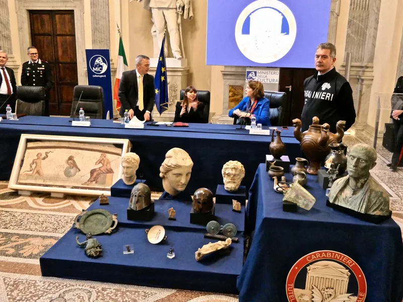 În ianuarie 2023, Statele Unite a mai repatriat în Italia alte 60 de artefacte arheologice furate - Foto: Profimedia Images