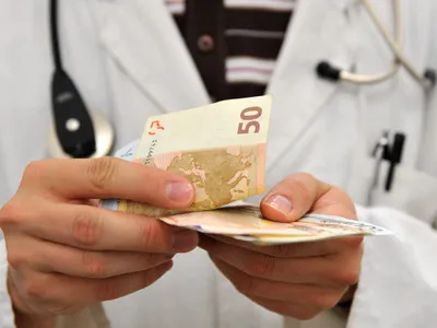 Câtă șpagă a luat o doctoriță ginecoloagă pentru o cezariană? Nu mai are voie să intre în spital - Foto: Profimedia Images (rol ilustrativ)