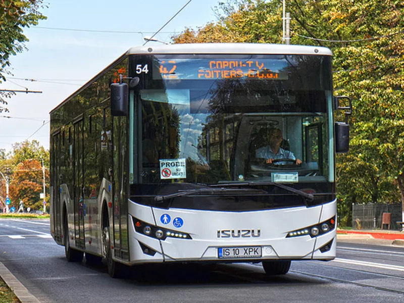 Un adolescent nervos a spart geamurile autobuzului după ce a fost coborât pentru că nu avea bilet - Foto: Arhive / imagine cu caracter ilustrativ