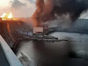 Barajul celei mai mari hidrocentrale a Ucrainei, lovit cu rachete de ruși. Periculul nuclear - Foto: Profimedia images