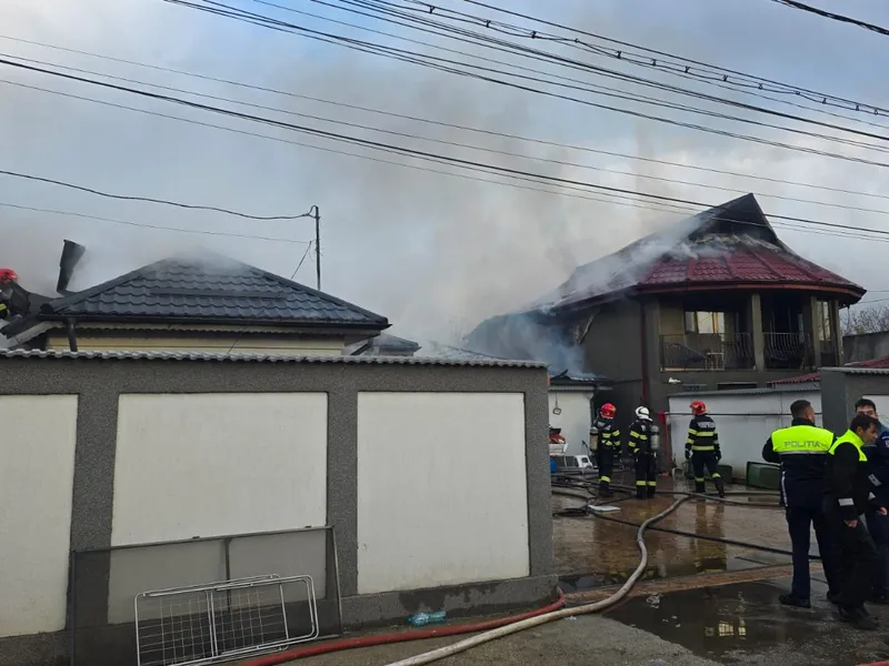 Incendiu masiv lângă București. Ard 3 case. Au fost trimise 10 mașini de pompieri - Foto: ISU B- IF