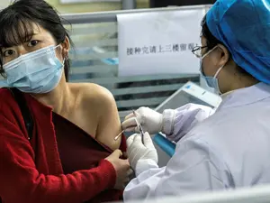 China comunistă se laudă că a vaccinat anti-COVID 82,5% din populaţia sa de 1,41 miliarde de oameni. / Foto: ft.com