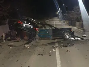 Un tânăr fără permis de conducere a murit după ce a intrat cu mașina într-un cap de pod - FOTO: Centrul infotrafic