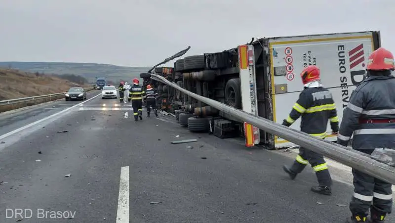 Un autotren a intrat în parapet şi s-a răsturnat. / Foto: agerpres.ro