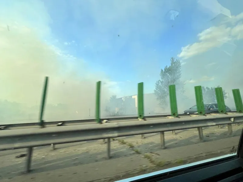 Incendiu uriaş pe Autostrada Soarelui. Circulaţia este întreurptă spre Bucureşti - Foto: Facebook/Daniel Țăranu-Ilisei