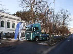 Livrarea primului camion Volvo FH Electric a fost găzduită de Ambasada Suediei la București. / Foto: Volvo Trucks