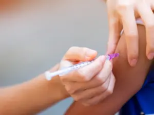 De la 1 august, începe imunizarea tinerilor cu vârste între 12 şi 17 ani cu vaccinul Spikevax. / Foto: digi24.ro