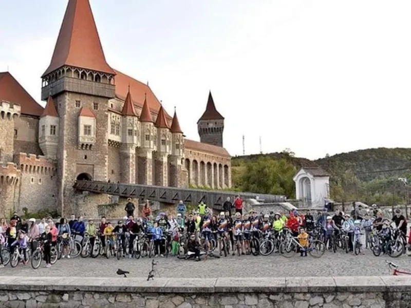 Zeci de mii de oameni vor ieși în același timp cu bicicletele în 10 țări