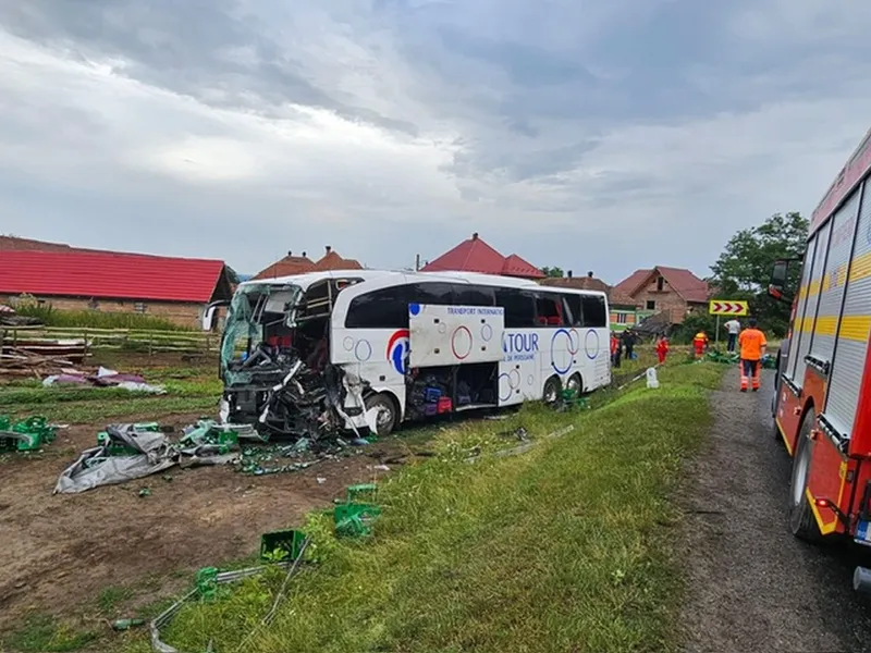 Plan Roșu de intervenție, pe DN1. Un autocar plin cu pasageri s-a ciocnit cu un TIR - Foto: ISU Sibiu