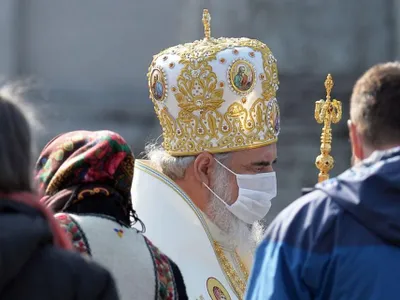 În ciuda restricțiilor, sute de credincioși au mers la Mitropolie în ziua de Bobotează/FOTO: antena3.ro