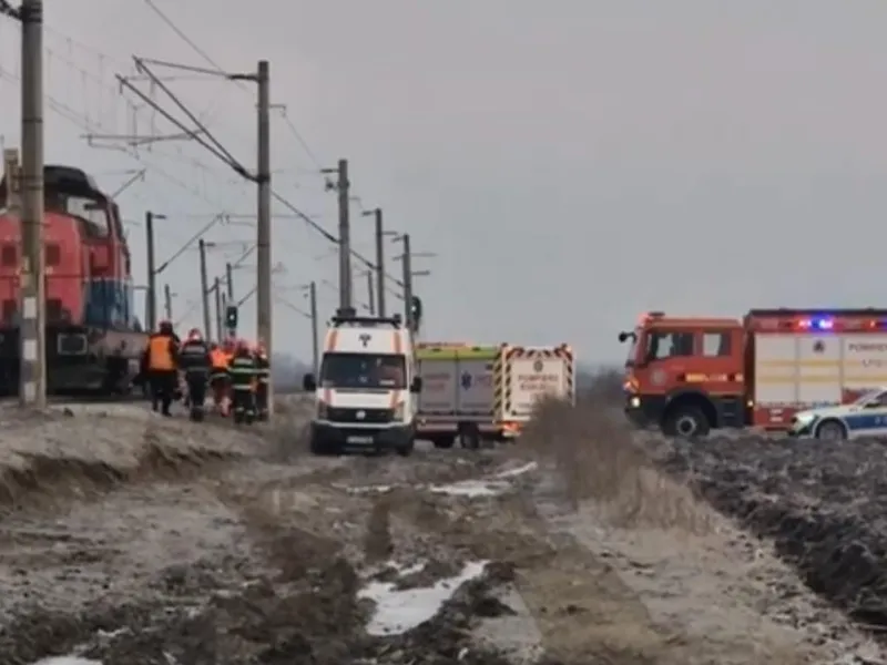 Accident mortal! Un șofer de 35 de ani a intrat cu dubița în fața unei locomotive - Foto: Facebook/Info Trafic 24