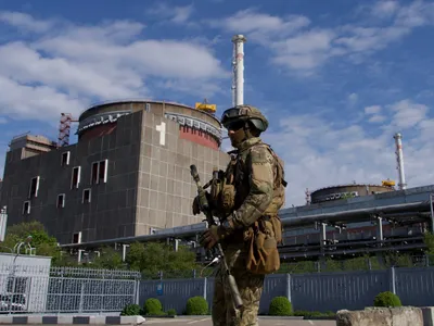 Un militar rus patrulează pe teritoriul centralei nucleare din Zaporojia - Foto: Andrey Borodulin/ AFP/ Profimedia