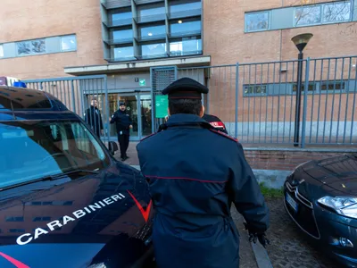 Femeie bătută și jefuită, în Florența: O româncă și doi frați albanezi, arestați de carabinieri. / Foto: Profimedia