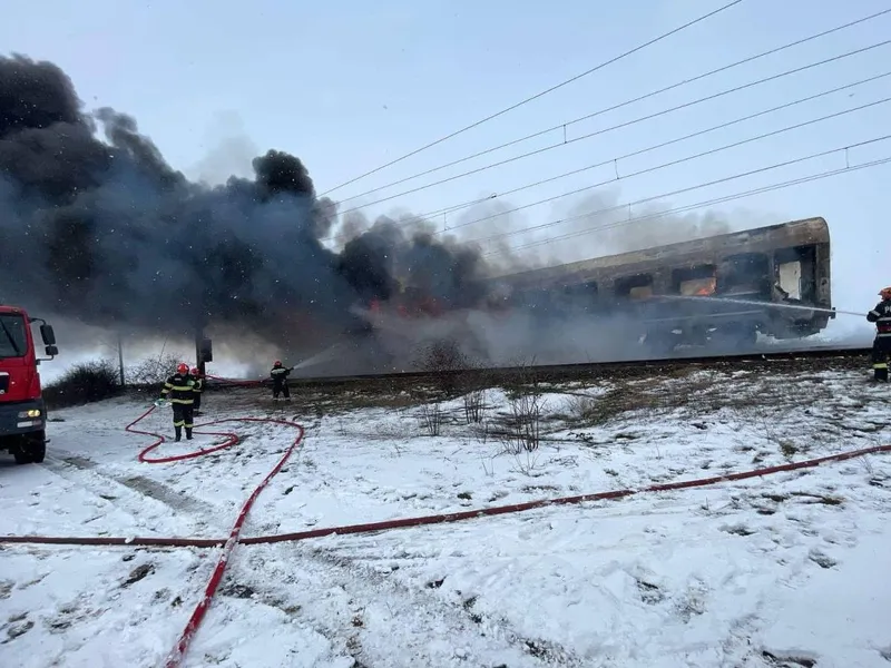 Tren în flăcări pe calea ferată. 70 de pasageri, puși în pericol. Ce spune CFR - Foto: ISU Olt