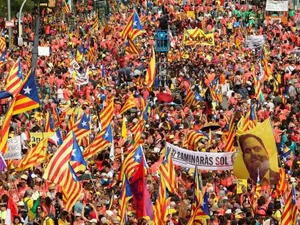 Separatiştii catalani, în stradă înaintea reluării negocierilor cu Madridul. / Foto: ft.com