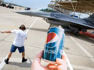 Cum a câștigat un băiat un avion de vânătoare de la Pepsi ? Greșeala de 70.000.000 $ a companiei Foto: captură video