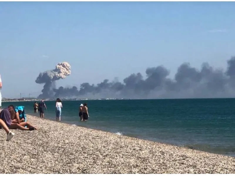 Ucrainenii au bombardat o bază aeriană rusească din Crimeea/foto: twitter