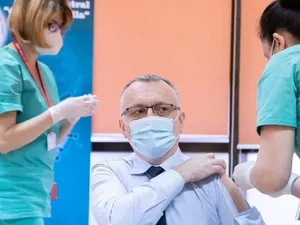 Sorin Cîmpeanu în momentul vaccinării/FOTO: News.ro