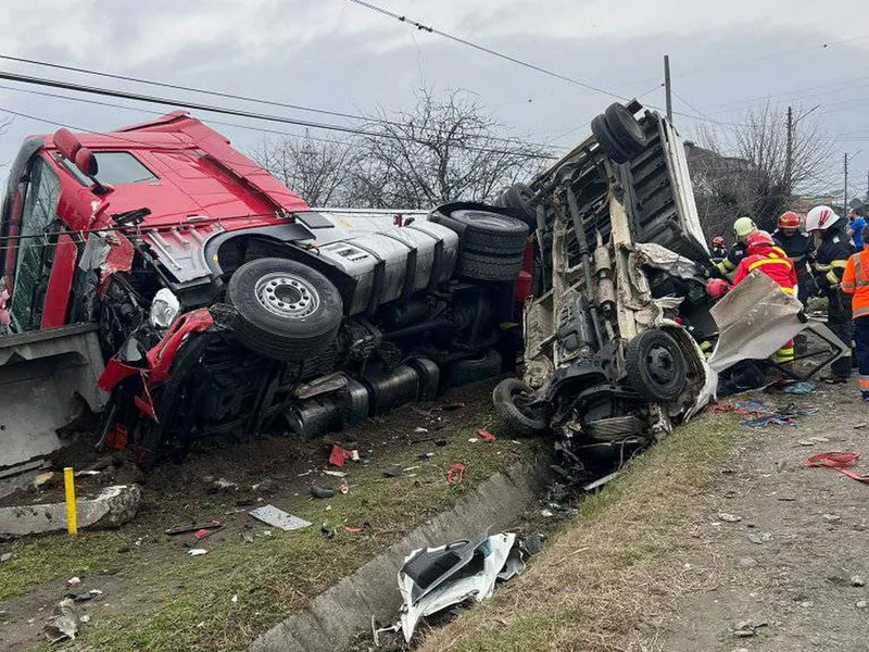 O cisternă cu sodă caustică răsturnată peste un gard, o utilitară în șanț. / Foto: Vocea Vâlcii