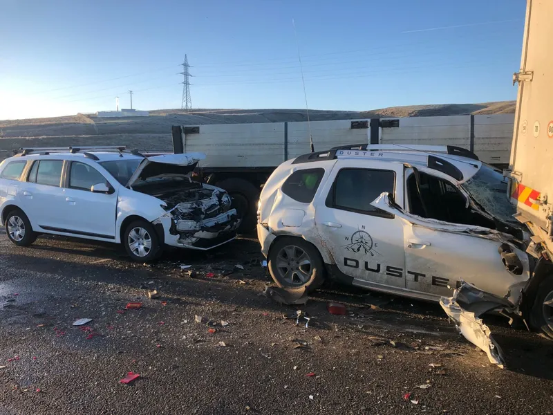 Accident cu 8 mașini, 2 TIR-uri și o utilitară, pe autostrada A3, la Turda, din cauza ceții. / Foto: infotraficromania.ro