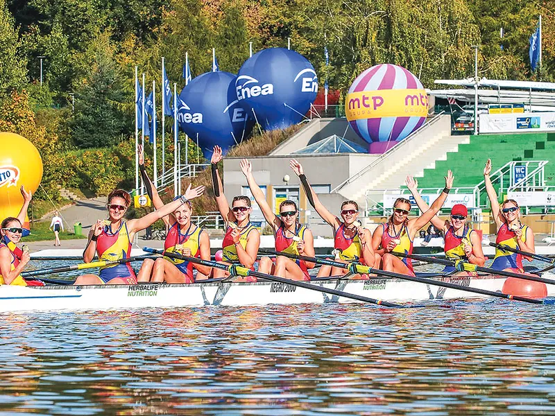 Echipajul feminin de 8 plus cârmaci este alcătuit din: Mădălina-Gabriela Caşu, Roxana Parascanu, Adriana Ailincăi, Maria Tivodariu, Beatrice-Mădălina Parfenie, Iuliana Popa, Maria-Magdalena Rusu, Roxana-Iuliana Anghel și Daniela Druncea, cârmaci.