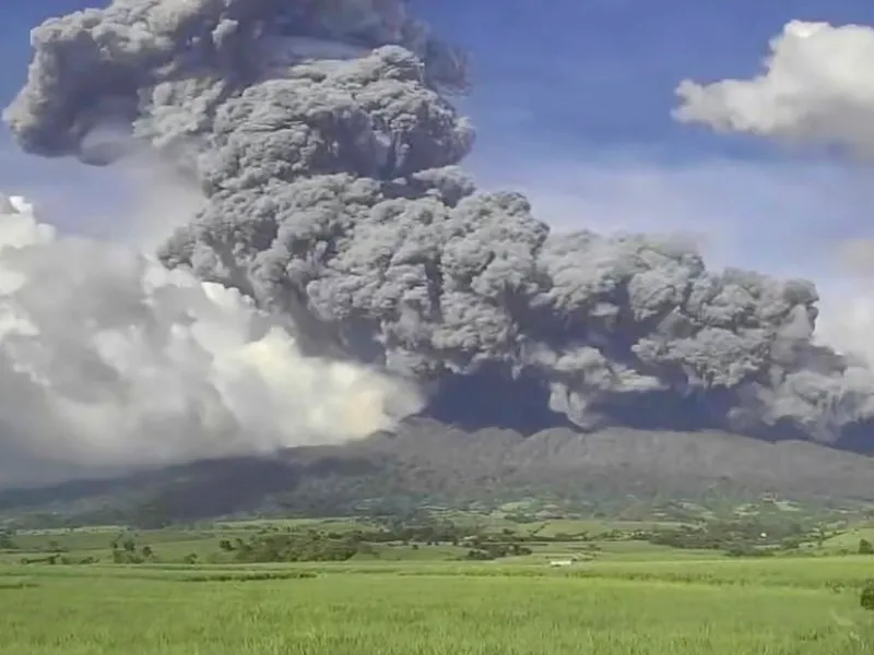 VIDEO Vulcanul Kanlaon din Filipine a erupt. 87.000 de persoane au fost evacuate - Foto: Profimedia Images