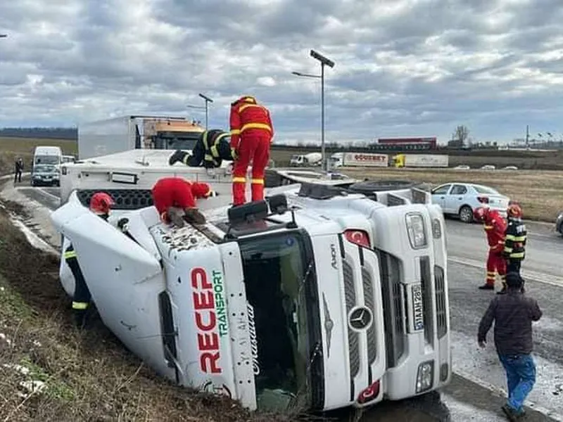 Un TIR cu mandarine s-a răsturnat la Suceava. / Foto: Info Trafic 24, Facebook