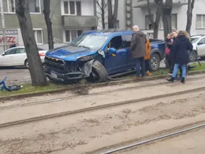 Un pick-up „monstruos”, făcut praf pe bulevard. La volan, soţia președintelui CJ Caraş-Severin. / Foto: captură video