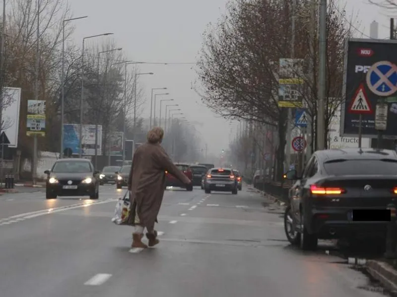 FOTO Andreea Marin și-a parcat mașina pe avarii sub semnul „oprirea interzisă”. A făcut cumpărături / spynews.ro