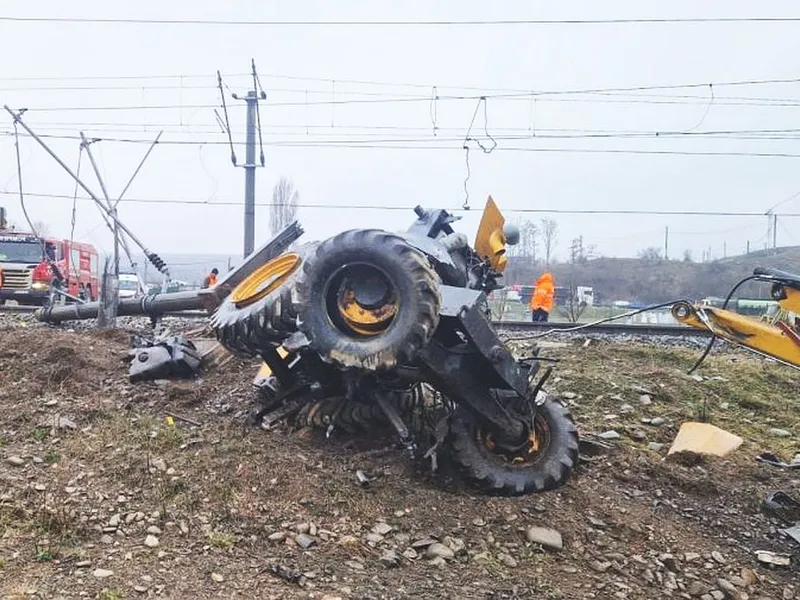 Un buldoexcavator a fost lovit de tren. Ce s-a întâmplat cu şoferul - Foto: ziaruldebacau.ro