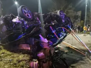 Momentul mortal în care un șofer de 21 de ani se înfige cu viteză într-un giratoriu din Sebeș. / Foto: Info Trafic 24, Facebook