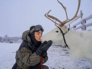 Adelina Pestrițu și fiica sa s-au întâlnit cu Moș Crăciun la el acasă, în Laponia. / Foto: Facebook, Adelina Ioana Pestrițu