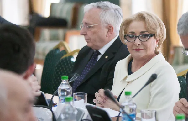 Mugur Isărescu, impresionat de Viorica Dăncilă: Lucrează de la birou şi este foarte disciplinată. / Foto: secundatv.ro