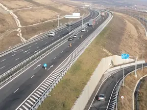 Pe autostrada A10 Sebeș-Turda se circulă doar pe o bandă în zona dealului de la Pârâul Iovului. / Foto: captură video