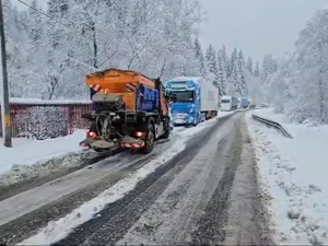 TIR-uri blocate pe DN1, din cauza zăpezii. Unele nu aveau anvelope de iarnă - Foto: bizbrasov.ro