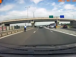 VIDEO Cum îți pune un polițist viața în pericol. Te oprește, pe autostradă, de pe banda de viteză