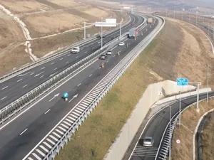 Pe autostrada A10 Sebeș-Turda se circulă doar pe o bandă în zona dealului de la Pârâul Iovului. / Foto: captură video