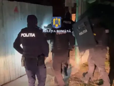 Descinderi la casele unor bărbați acuzați de antisemitism și instigare publică. Ce au găsit acolo - Foto: Captură Poliția Română