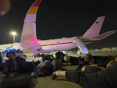 Cancelarul Scholz, evacuat din avion după un atac cu rachete - Foto: Twitter