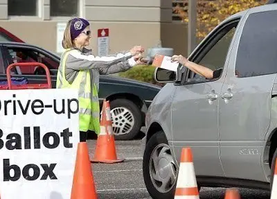 În Massachusets s-a inițiat o petiție pentru a permite votul în sistem drive-thru Foto: Change.org