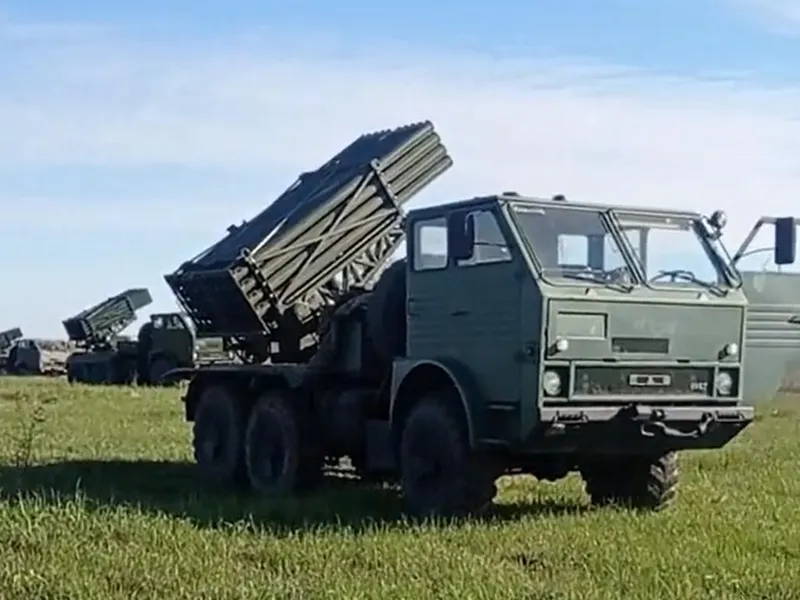 Lansatoare multiple de rachete românești MLRS APR-40 montate pe camioane DAC - Foto: captură video